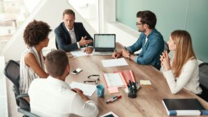 دليل آداب الاجتماعات التجارية لنجاح 2025